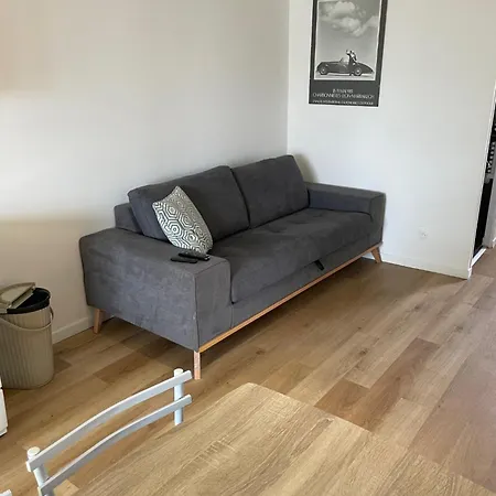 Le Paisible F2 A 300 M Du Centre *